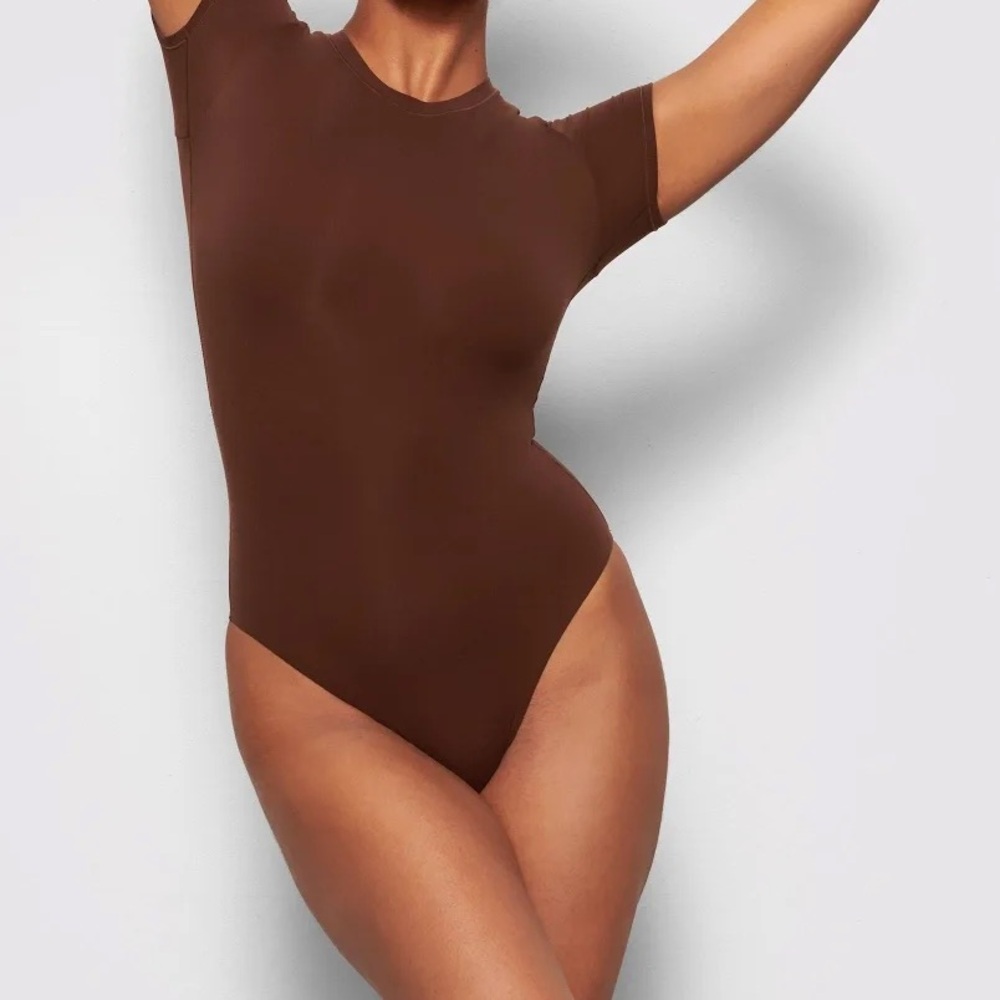 SKIMS Chocolate Short Sleeve Bodysuit - Picture 2 of 7